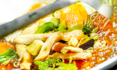 Grossaufnahme von Thai-Gericht mit Gemüse Thumbnail